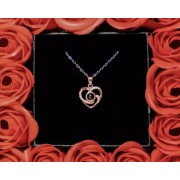 Подарочный набор 16 красных роз из мыла с кулоном