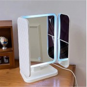 Тройное зеркало с подсветкой и увеличением на ножке для макияжа. Зеркало с сенсорным экраном и увеличением