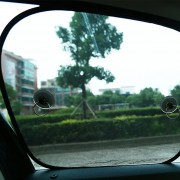 Автомобильная солнцезащитная шторка на присосках