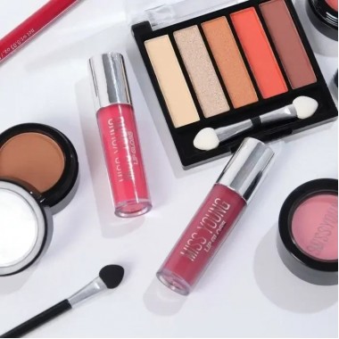 Набор декоративной косметики в алюминиевом кейсе с зеркалом Makeup set MC1488 Серебристый