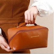 Вместительная косметичка с диагональной застежкой CosmyCase, коричневая