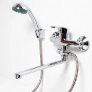 Смеситель для ванны с длинным изливом хром, с душевым гарнитуром.