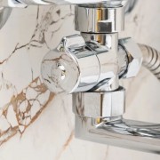 Смеситель для ванны с длинным изливом хром, с душевым гарнитуром.