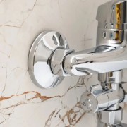 Смеситель для ванны с длинным изливом хром, с душевым гарнитуром.