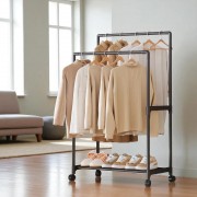 Двойная стойка-вешалка 112×56×30 см на колёсах с полкой для обуви YH9918-1