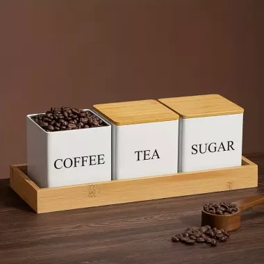 Набор банок для хранения «Sugar/Coffee/Tea» с бамбуковыми крышками и подставкой Набор банок для хранения «Sugar/Coffee/Tea» с бамбуковыми крышками и подставкой