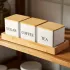 Набор банок для хранения «Sugar/Coffee/Tea» с бамбуковыми крышками и подставкой Набор банок для хранения «Sugar/Coffee/Tea» с бамбуковыми крышками и подставкой