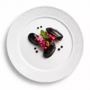 Декоративная фарфоровая тарелка с рельефной окантовкой 25 см