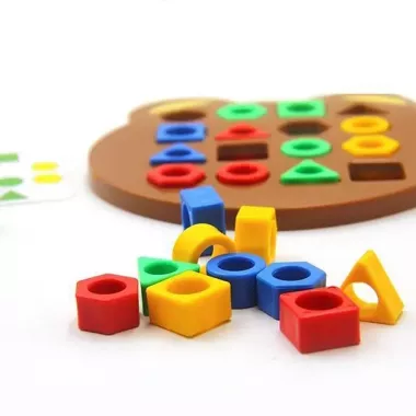 Настольная развивающая игра на соответствие формы и цвета