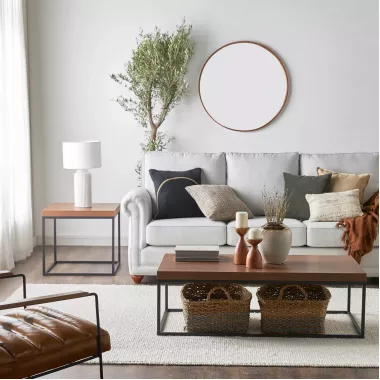 Журнальный столик с деревянной столешницей и металлическим каркасом