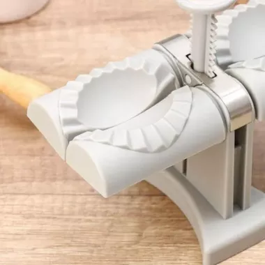 Машинка для лепки пельменей и вареников Машинка для лепки пельменей и вареников