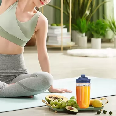 Портативный аккумуляторный мини-блендер для смузи и фреша 400 мл