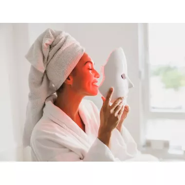 Світлодіодна LED маска для обличчя 7 в 1 із кольоровою світлотерапією Світлодіодна LED маска для обличчя 7 в 1 із кольоровою світлотерапією