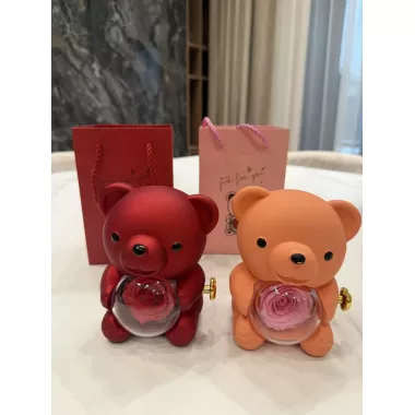 Скринька-ведмідь, що обертається, з трояндою в колбі