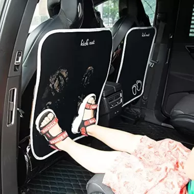 Защитный чехол на спинке сиденья автомобиля