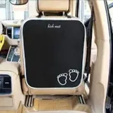 Защитный чехол на спинке сиденья автомобиля