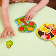 Гра-шнурівка з липучками