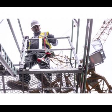 Страховочный эластичный строп для электроинструмента весом до 4.5 кг MILWAUKEE 4932471351 Страховочный эластичный строп для электроинструмента весом до 4.5 кг MILWAUKEE 4932471351