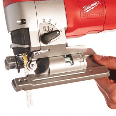 Лобзик MILWAUKEE, JSPE 135 TX, 750Вт (+ полотна 5 шт., перехідник, кабель 4 м, насадка проти сколів, щиток від пилу, знімна плас