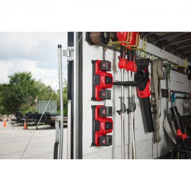 Зарядний пристрій MILWAUKEE, M18 MDBSC DUAL SUPER CHARGER (на 2 акумулятори) Зарядний пристрій MILWAUKEE, M18 MDBSC DUAL SUPER CHARGER (на 2 акумулятори)