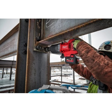 Гайковерт высокомоментный 1 (2711Нм)  MILWAUKEE M18 FUEL ONEFHIWF1DS-0C с рукояткой