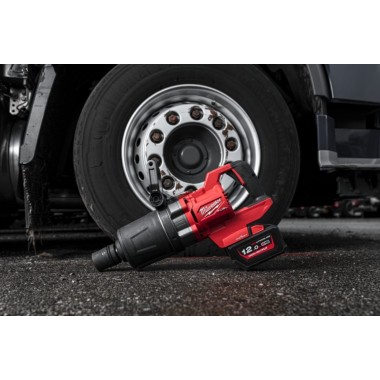 Гайковерт высокомоментный 1 (2711Нм)  MILWAUKEE M18 FUEL ONEFHIWF1DS-0C с рукояткой