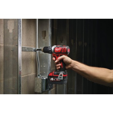 Дрель-шуруповерт MILWAUKEE M18 BDD-202C крутящий момент 50Нм 4933443555