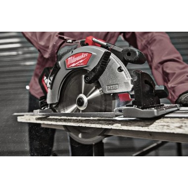 Циркулярна пила MILWAUKEE M18 FCSG66-0 FUEL 190мм по дереву та пластику