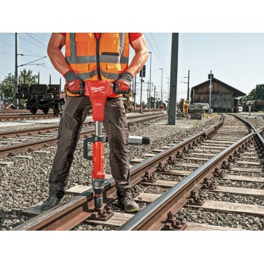 Гайковерт железнодорожный аккумуляторный  1 (2000 Нм) MILWAUKEE M18 FHIWF1R-122C м